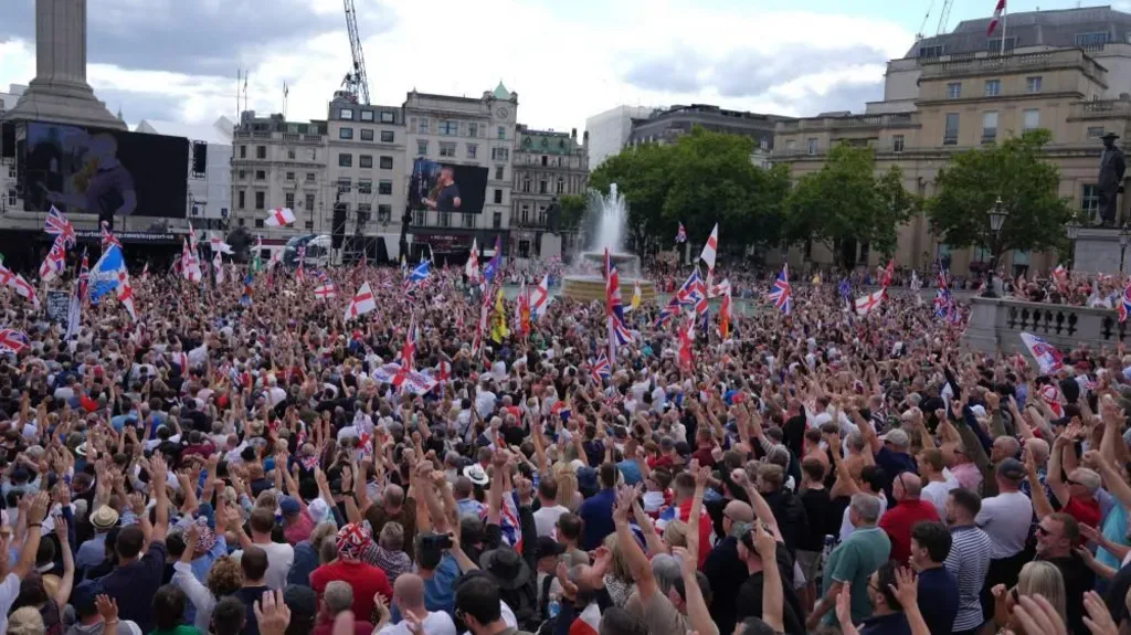 Thousands Participate in Rival Protests Led by Tommy Robinson and Anti-Racist Groups in Central London