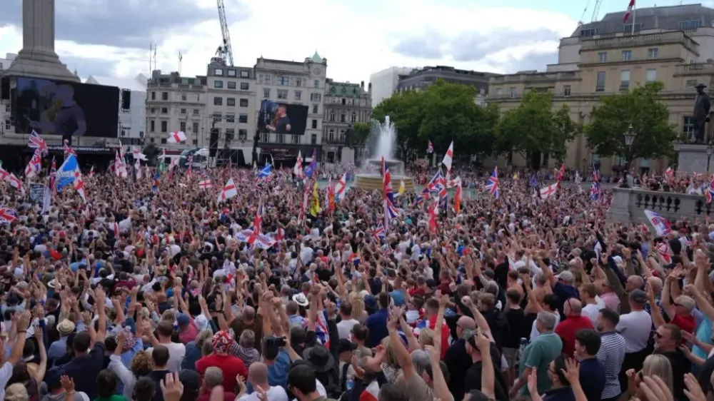 Thousands Participate in Rival Protests Led by Tommy Robinson and Anti-Racist Groups in Central London post image